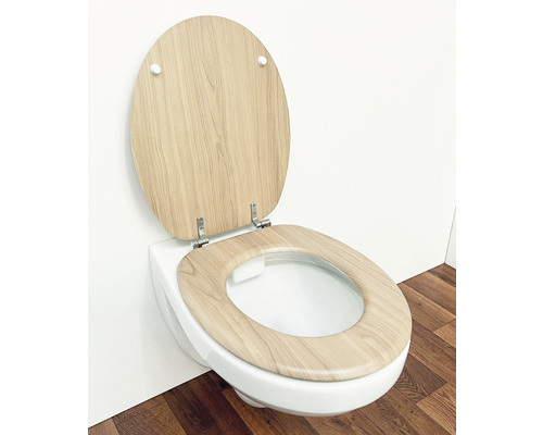 Toaletă suspendată albă cu spălare profundă și capac WC deschis din lemn