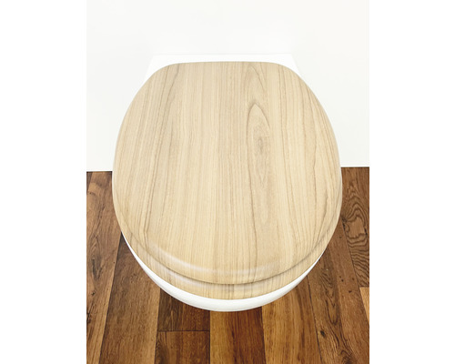 Toaletă cu capac de toaletă cu aspect de lemn