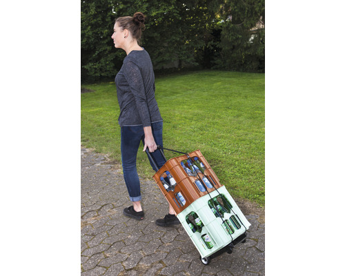 Femeie trage lăzi cu băuturi cu un cărucior