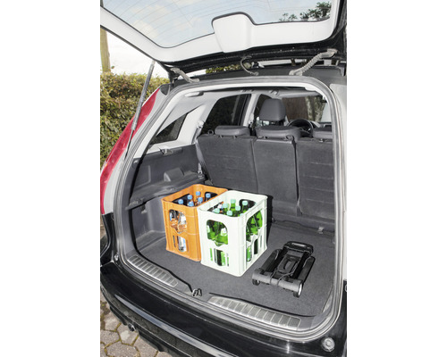 Portbagajul unei mașini cu două lăzi de băuturi și un cărucior