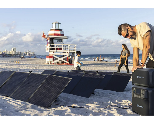 Sistem energetic solar Bluetti cu stații de alimentare portabile pe plajă