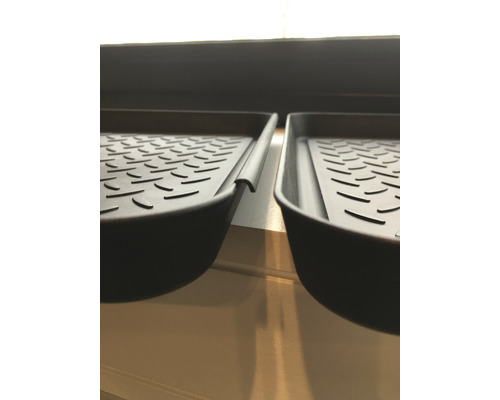 Două tăvi negre pentru pantofi, din plastic, cu model canelat