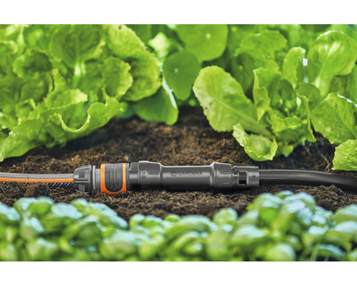 Racord Gardena cu două furtunuri de grădină în grădină