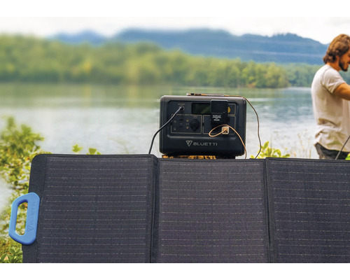 Centrală electrică portabilă Bluetti cu panou solar la lac