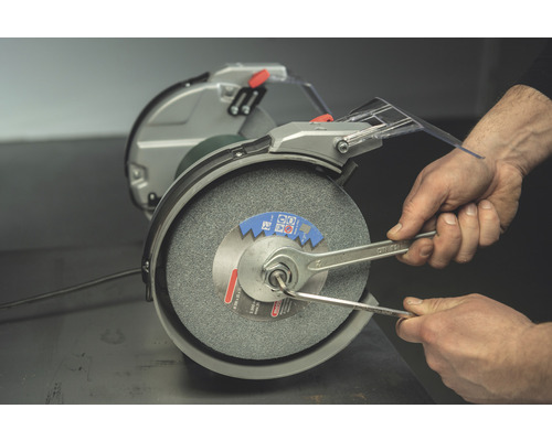 Polizor dublu cu un bărbat folosind o cheie