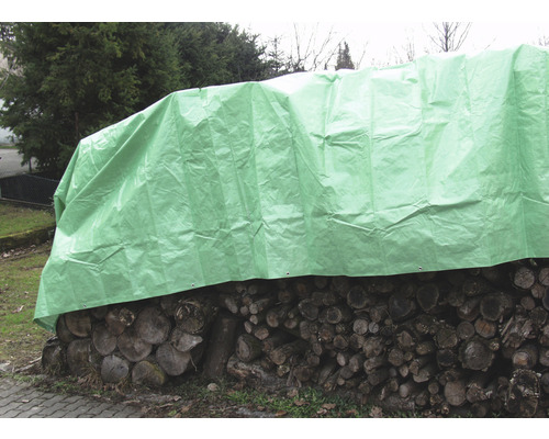 Lemne de foc acoperite cu o prelată