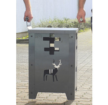Coș de gunoi metalic cu motiv cerb cărat de două persoane