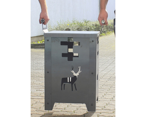 Coș de gunoi metalic cu motiv cerb cărat de două persoane