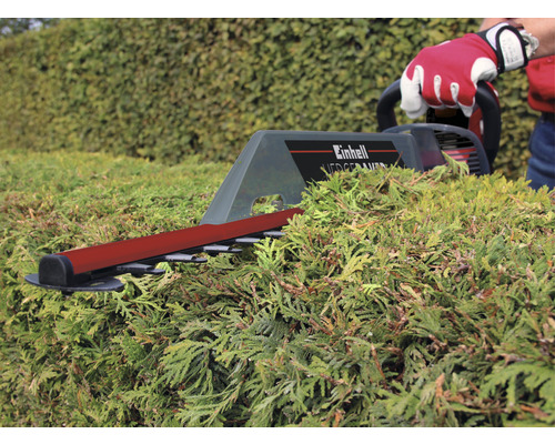 Foarfecă de gard viu Einhell care taie un gard viu