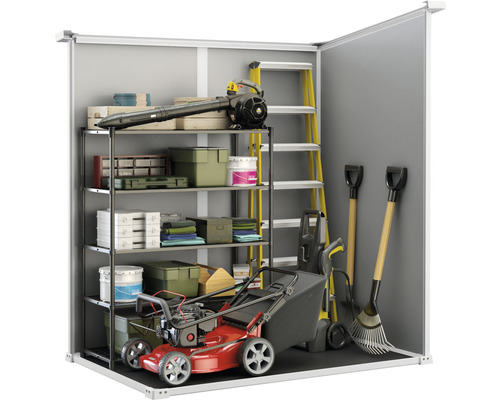 Interiorul unei magazii de grădină cu raft, scară, mașină de tuns iarba și unelte de grădinărit