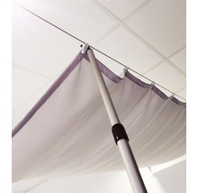Prim-plan cu copertină laterală extensibilă cu bară de sprijin