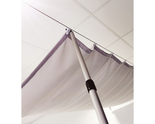 Prim-plan cu copertină laterală extensibilă cu bară de sprijin