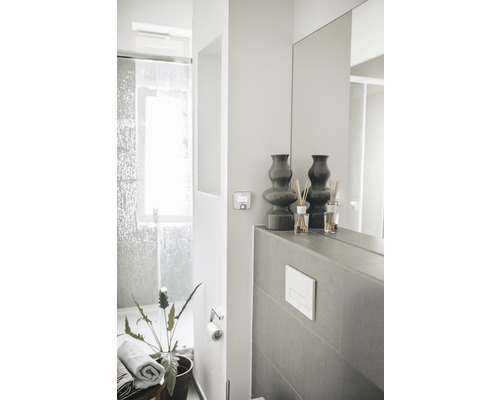Baie modernă cu cabină de duș, oglindă, termostat și decorațiuni