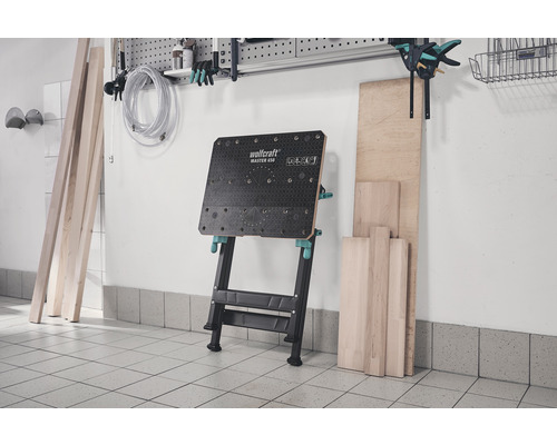 Banc de lucru cu materiale lemnoase într-un atelier