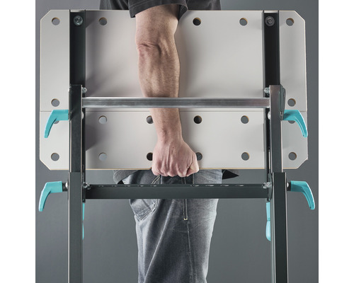 O persoană care transportă un banc de lucru.