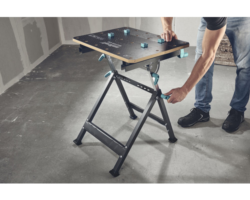 Banc de lucru Wolfcraft Master 650 cu o persoană care îl operează