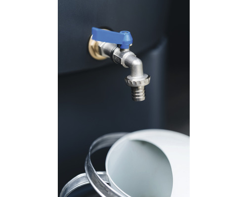 Robinet pe un rezervor de apă