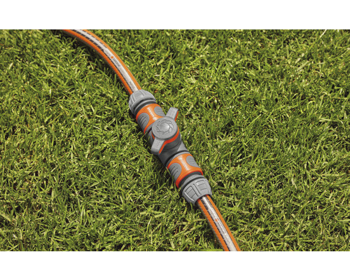 Conector furtun de grădină pe gazon