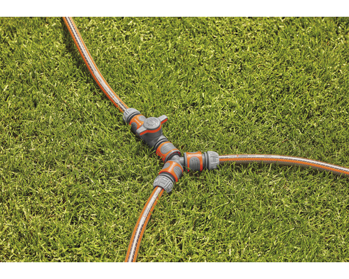 Distribuitor furtun de grădină pe gazon