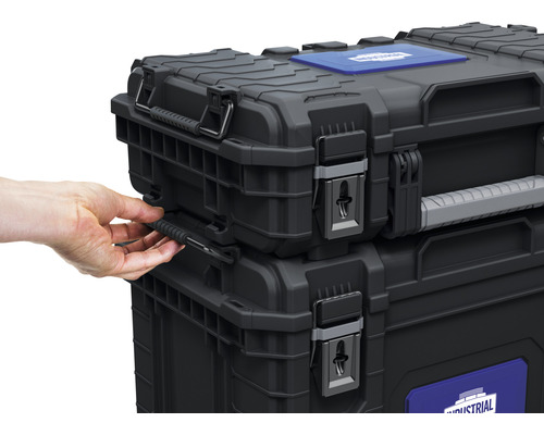 Cutii de scule stivuibile cu mâner de transport în prim-plan