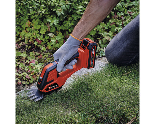 Foarfecă de iarbă cu acumulator utilizată pentru întreținerea gazonului