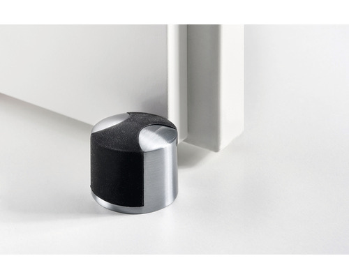 Opriitor de ușă din metal și cauciuc lângă o ușă