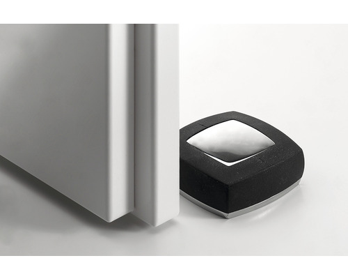 Oprirea ușii din cauciuc și metal în partea de jos a unei uși