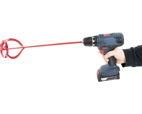 O mașină de găurit cu un mixer de vopsea este ținută de o mână.