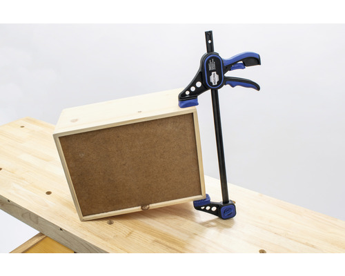 Cutie din lemn cu clemă pe bancul de lucru