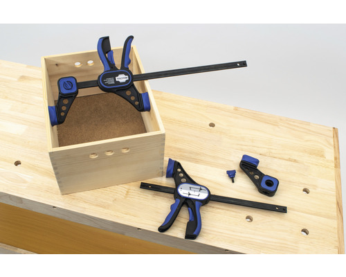 Cutie din lemn cu cleme de strângere cu o singură mână pe un banc de lucru