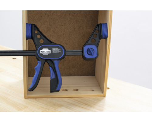 Piesă de lucru fixată cu clemă de o mână