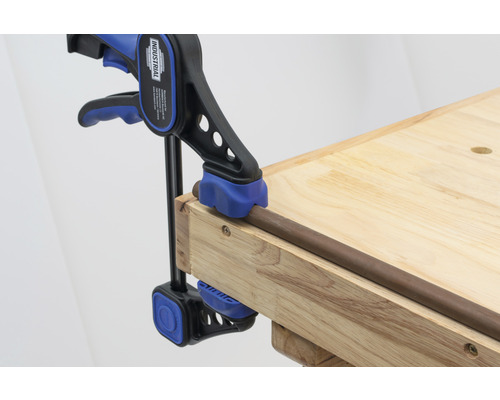 Banc de lucru cu clemă pentru fixarea unei țevi de cupru