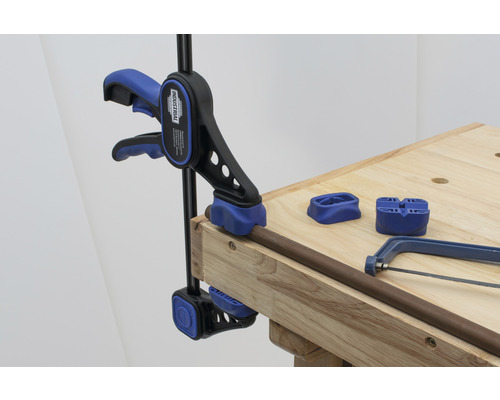 Fixarea țevii cu o clemă de țeavă pe un banc de lucru, împreună cu un fierăstrău pentru metal și suporturi pentru țevi