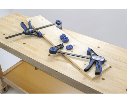 Banc de lucru cu scândură de lemn fixată cu cleme rapide