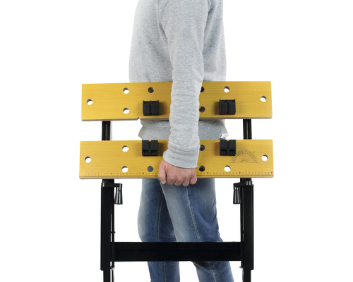 Bărbat care poartă un banc de lucru