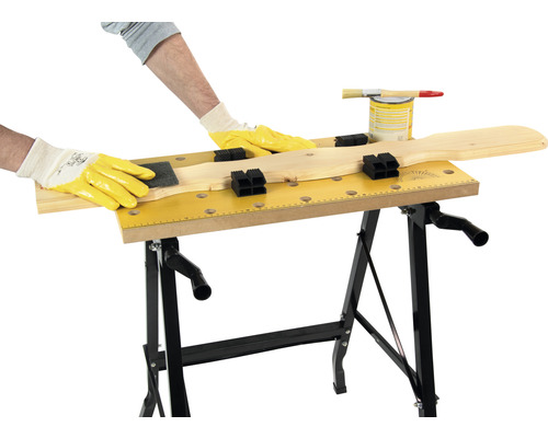 Banc de lucru cu piesa de prelucrat, șmirghel, cutie de lac și pensulă