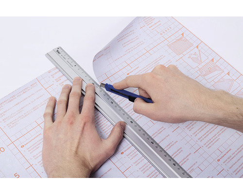 Tăierea unei folii cu un cutter și o riglă