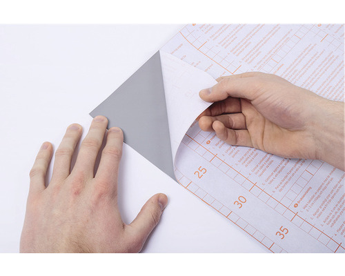 Folia autoadezivă este îndepărtată manual