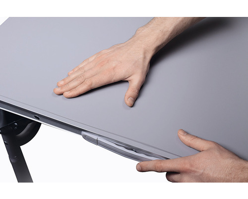 Imagine detaliată a unei suprafețe de masă netede cu o mână