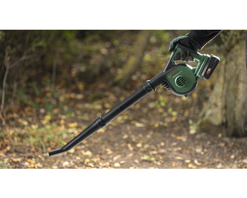 Suflantă de frunze cu acumulator Bosch în uz în grădină