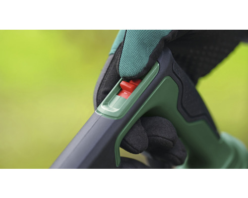 Prim-plan cu mânuirea unei unelte de grădinărit cu comutator roșu