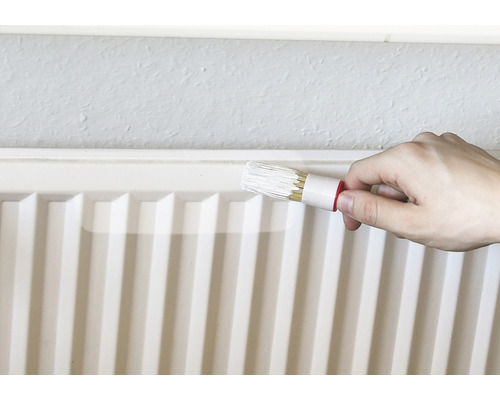 Calorifer vopsit cu pensula pentru calorifer