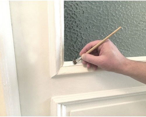 Vopsirea cadrului ușii cu o pensulă