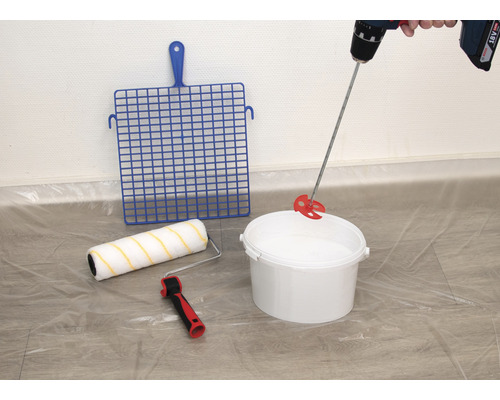 Amestecător de vopsea pe mașină de găurit, găleată de vopsea, rolă de vopsea, grătar de ștergere și folie de acoperire pentru lucrări de vopsire.