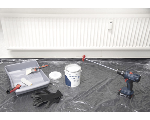 Imagine cu lac pentru radiatoare, tavă pentru vopsea, pensulă, rolă de vopsea, șurubelniță cu acumulator și mănuși de protecție pentru vopsirea caloriferului