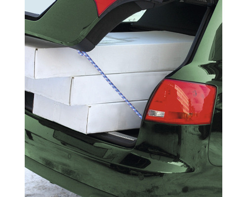 Fixarea încărcăturii cu o curea de tensionare în portbagajul unei mașini