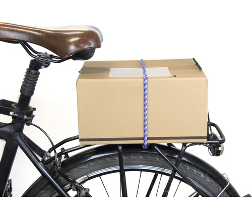 Pachet fixat pe un portbagaj de bicicletă cu un elastic.