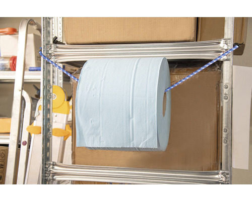 O rolă de prosoape de hârtie atârnă pe un raft.