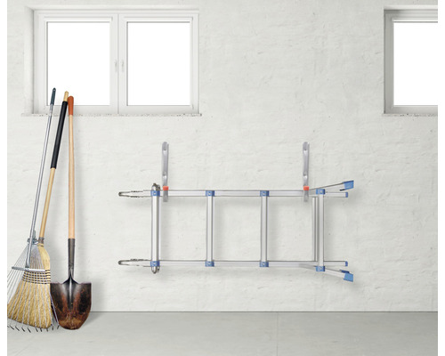 Depozitarea uneltelor de grădinărit și a unei scări pe un perete.