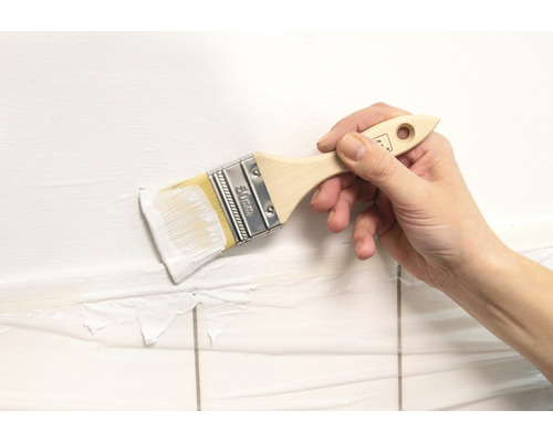 Mână care zugrăvește un perete cu o pensulă de 50 mm